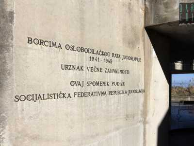 ...l� dove siamo accolti da una scritta sulla parete che recita in serbo-croato �Ai combattenti della guerra di liberazione della Jugoslavia 1941-1945, memoria di eterna gratitudine� 